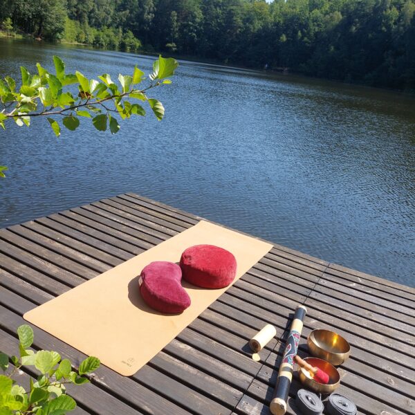 Yogamatte auf einem Steg am See – bereit für eine achtsame Yogastunde inmitten der Natur