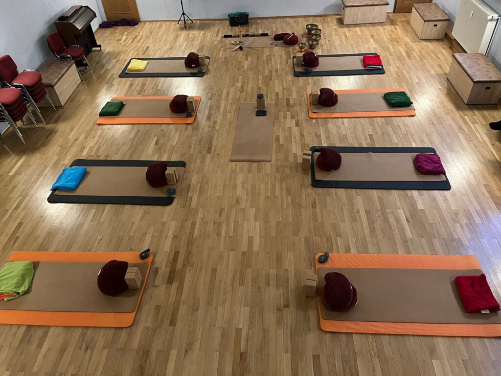 Heller, ruhiger Yogaraum in Neuzelle mit Matten, natürlichem Licht und entspannter Atmosphäre für Yoga- und Achtsamkeitskurse.