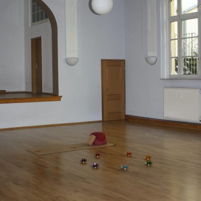 Yogaraum im Gemeindehaus Neuzelle – heller, ruhiger Raum mit warmer Atmosphäre für achtsame Yogapraxis