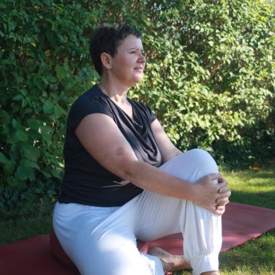 Daniela leitet eine Yogastunde – ruhige Atmosphäre, achtsame Bewegungen und liebevolle Anleitung im Einklang mit Körper und Atem