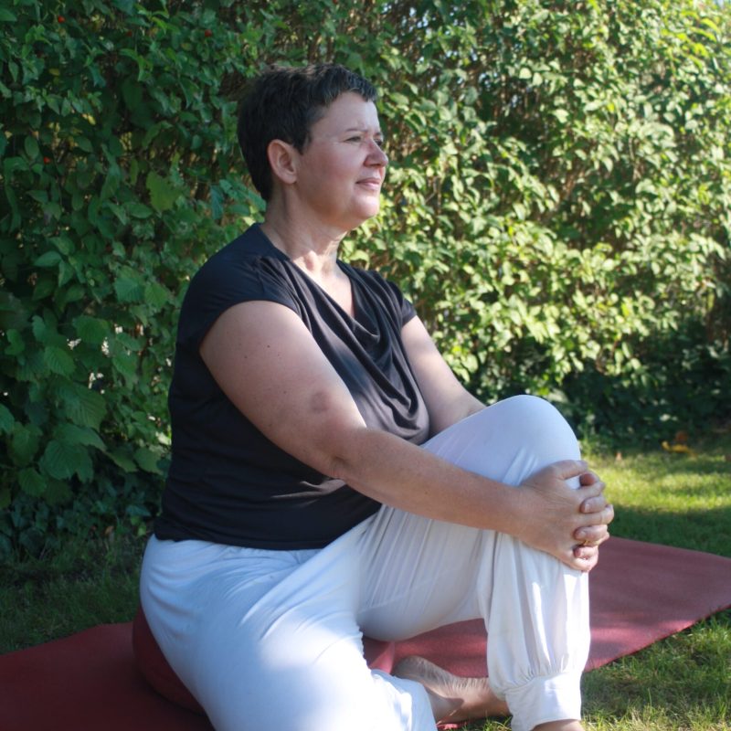 Daniela leitet eine Yogastunde – ruhige Atmosphäre, achtsame Bewegungen und liebevolle Anleitung im Einklang mit Körper und Atem