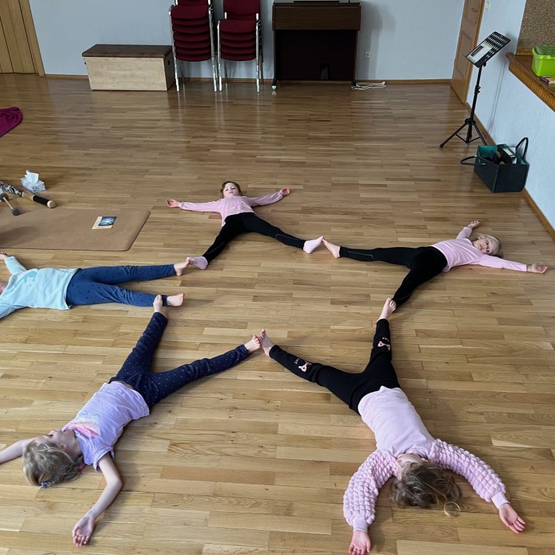 Kinder beim Yoga – spielerisch und achtsam in Bewegung