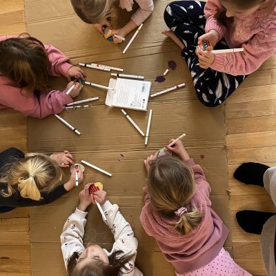 Kinder beim Yoga – spielerisch und achtsam in Bewegung