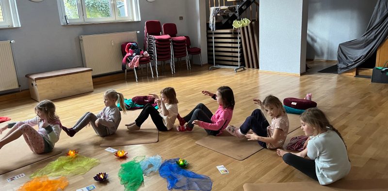 Kinder beim Yoga – spielerisch und achtsam in Bewegung