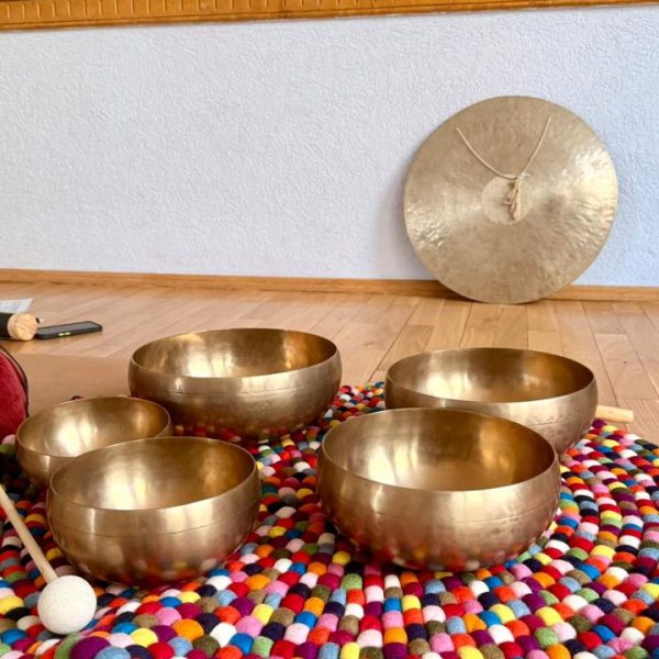 Klangschalen im Yoga Raum in Neuzelle für Entspannung und Meditation