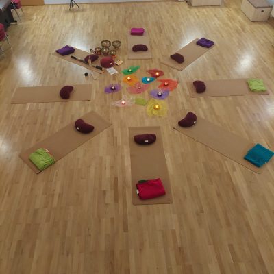Yogamatten im Kreis angeordnet in einem ruhigen, hellen Raum – Vorbereitung für eine achtsame Gruppenpraxis