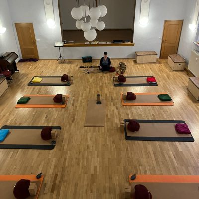 Yogalehrerin Daniela leitet eine Yogastunde in Neuzelle in einem ruhigen, hellen Kursraum.