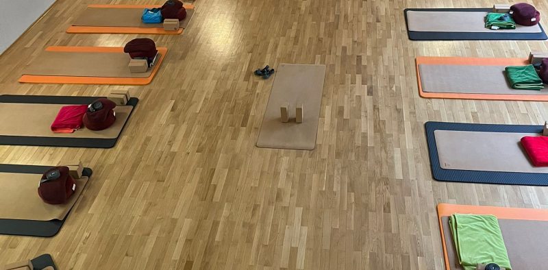 Yogamatten und Hilfsmittel im vorbereiteten Yogaraum