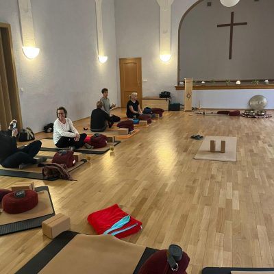 Yogaraum in Neuzelle mit Teilnehmern während einer entspannten Pause