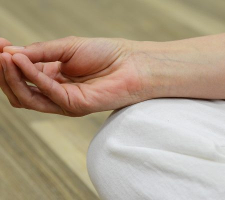 Nahaufnahme eines Handmudras – ruhige, meditative Geste aus dem Yoga